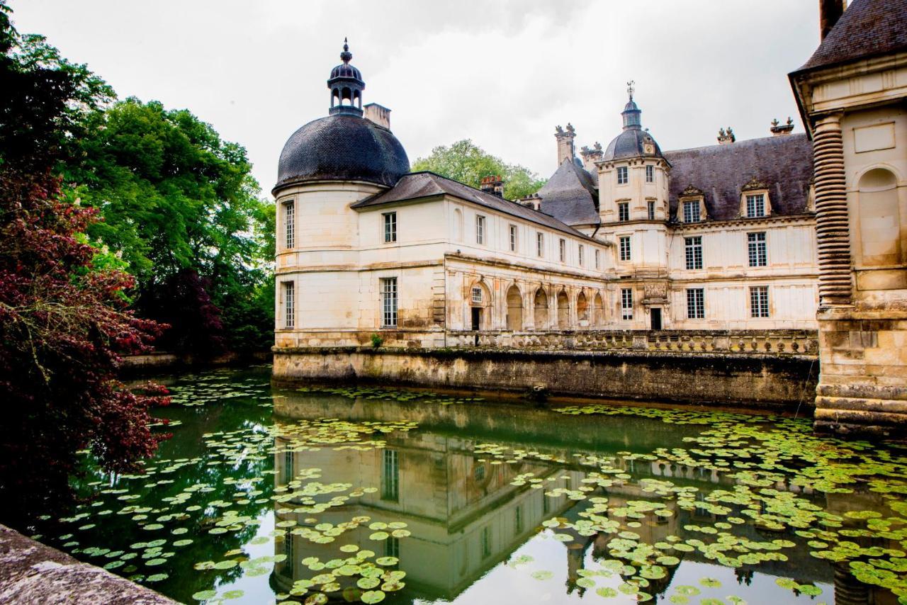 Aupres Du Chateau Tanlay Buitenkant foto